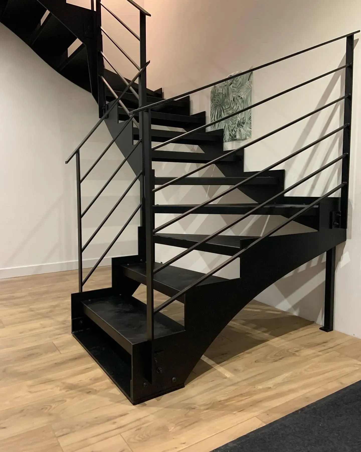 Escalier d'intérieur noir