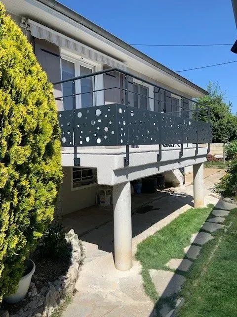 Petit balcon avec garde-corps en acier