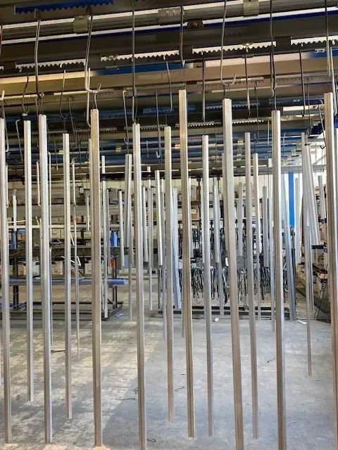 Plusieurs tiges métalliques suspendues