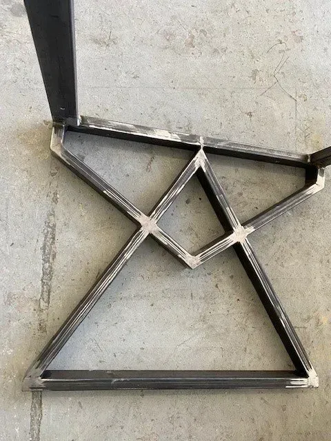 Un élément métallique