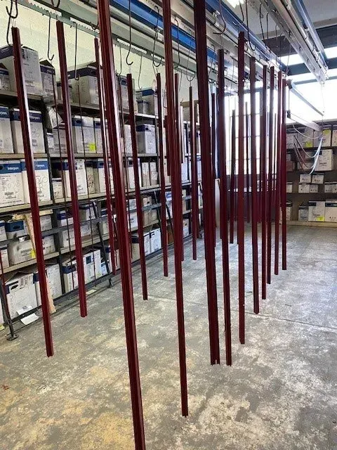 Bâtons suspendus rouges