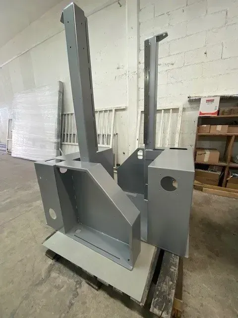 Deux éléments métalliques gris