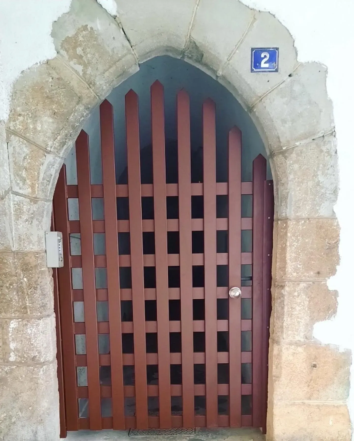 Porte en métal rouge