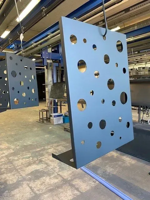 Deux panneaux métalliques avec découpage