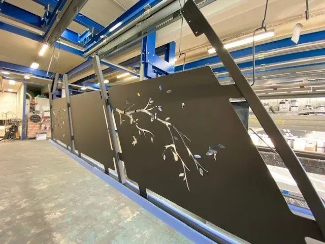 Plaques métalliques découpées