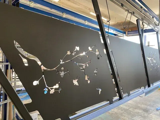 Plaque métallique grise découpée