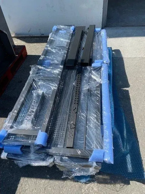 Divers bâtons métalliques emballés