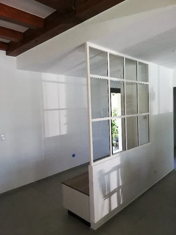 Cloison en métal blanc