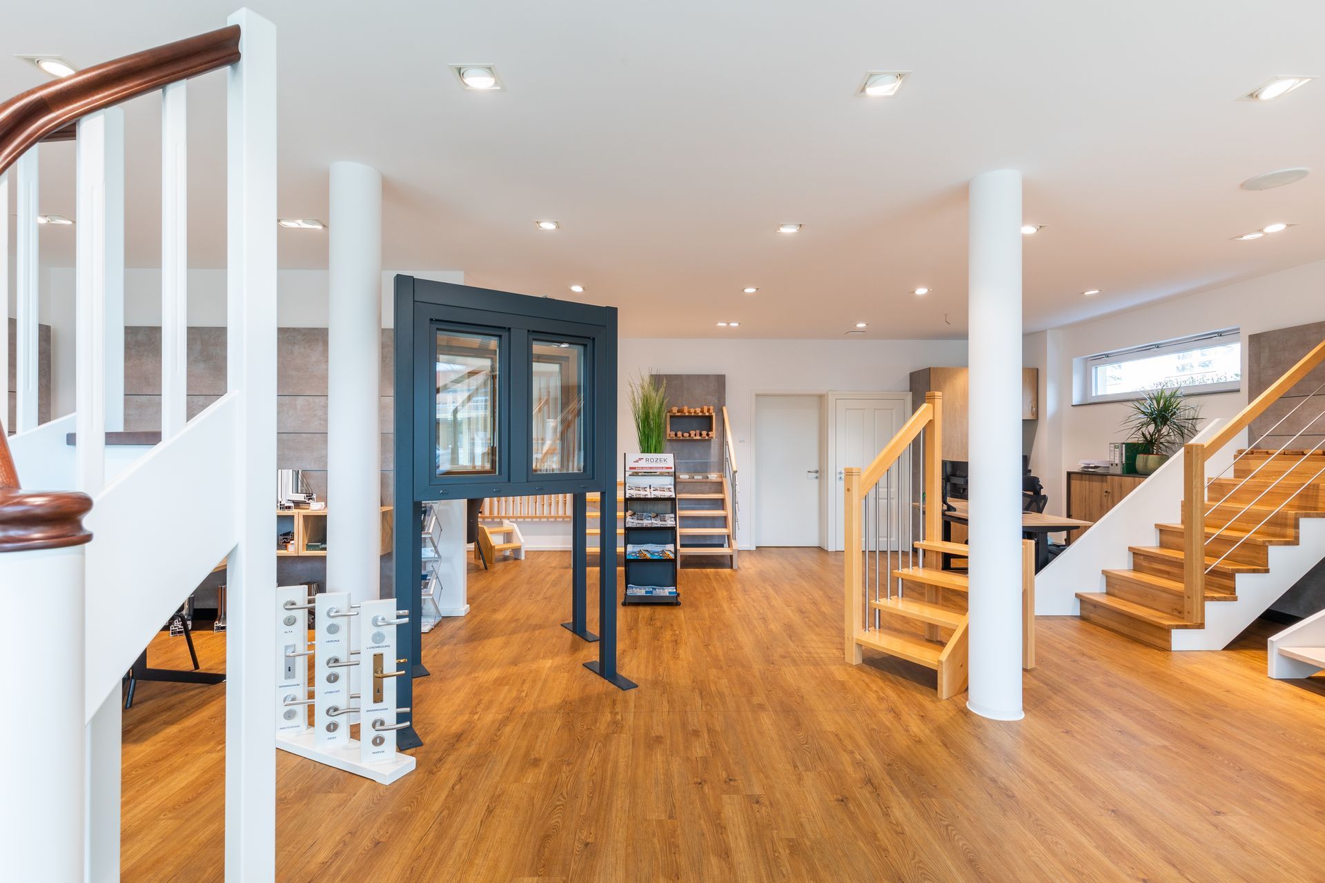 Ein großer Raum mit Holzböden und Treppen.