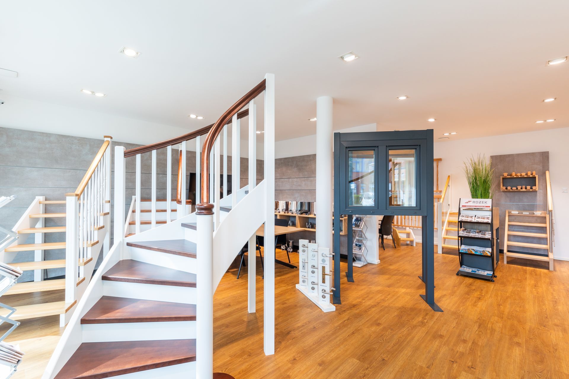 In der Mitte des Raumes befindet sich eine Treppe.