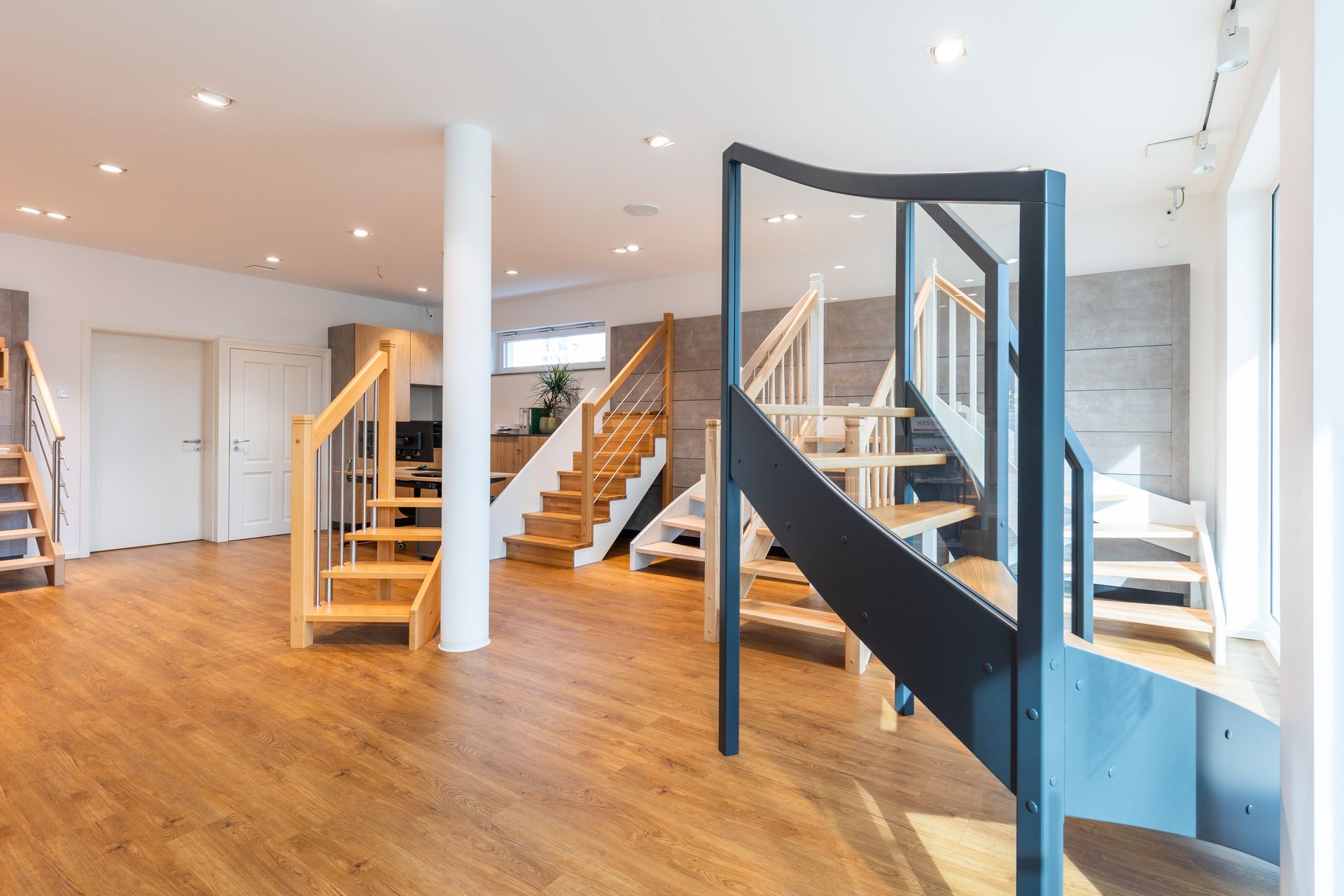 In diesem Raum gibt es viele verschiedene Arten von Treppen.