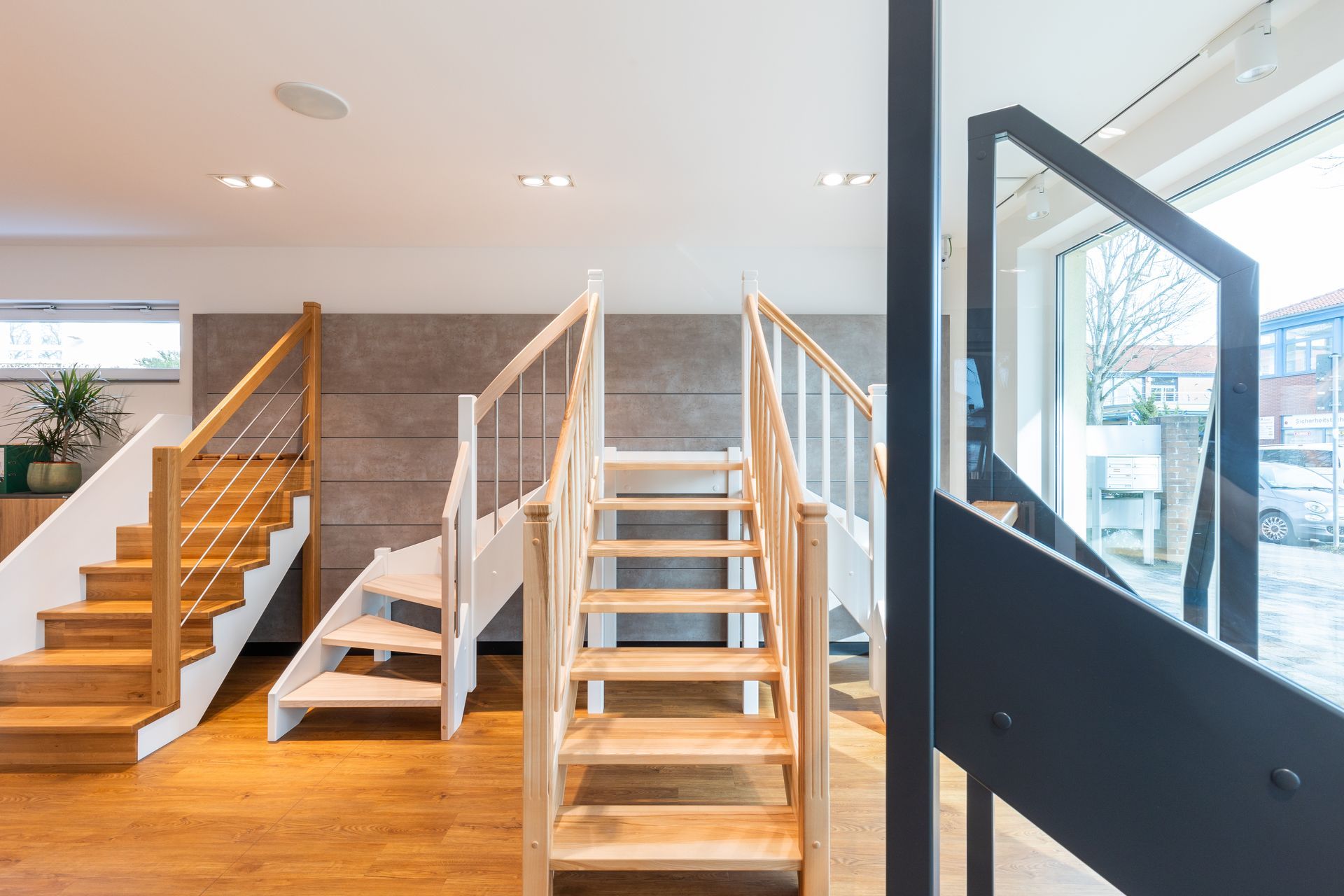 In diesem Raum gibt es viele verschiedene Arten von Treppen.