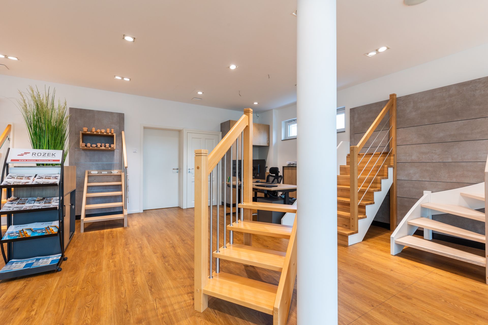 Ein Raum mit Holzböden und Treppen.