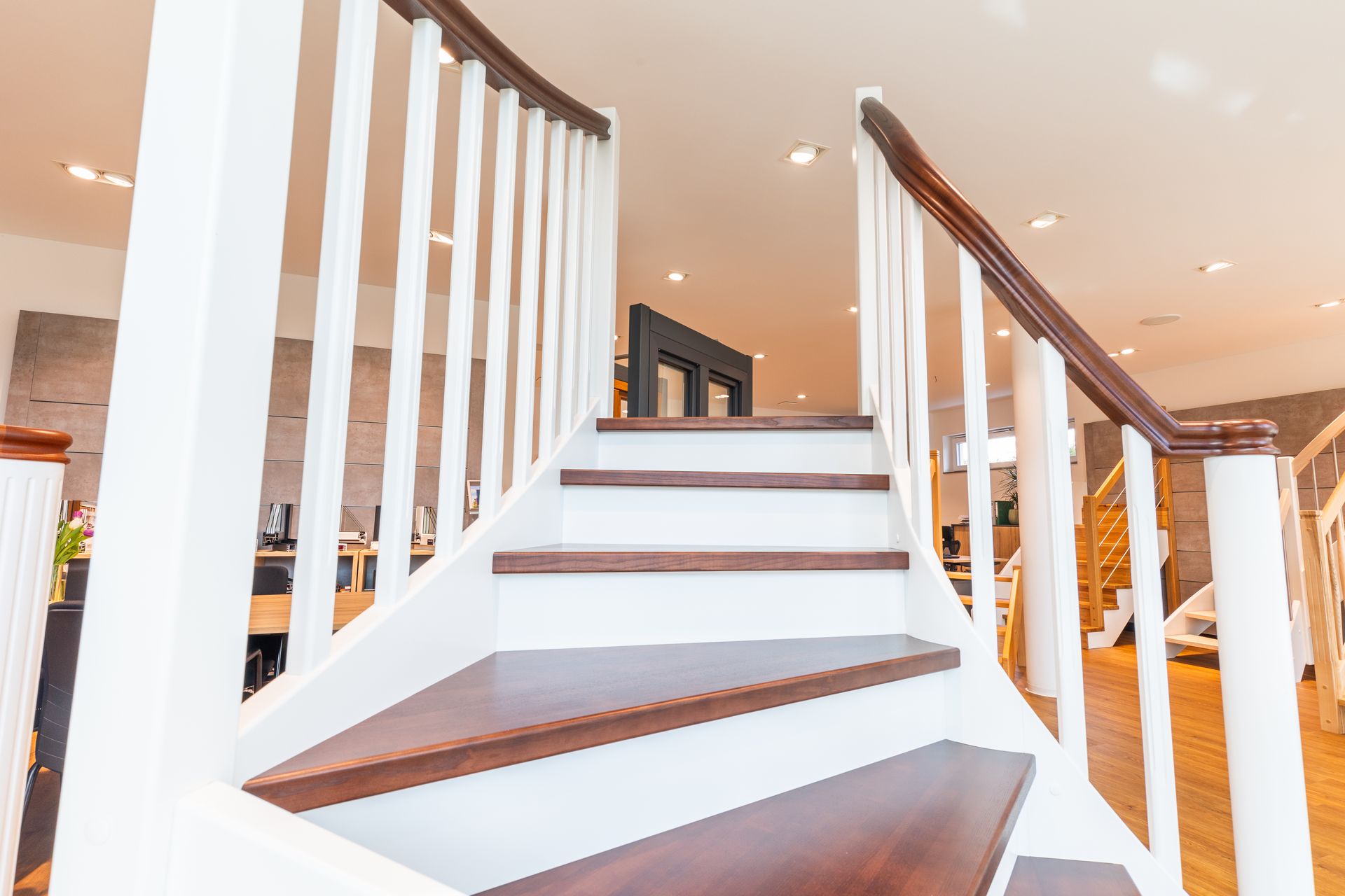 Eine Holztreppe mit weißem Geländer und Holzstufen in einem Haus.