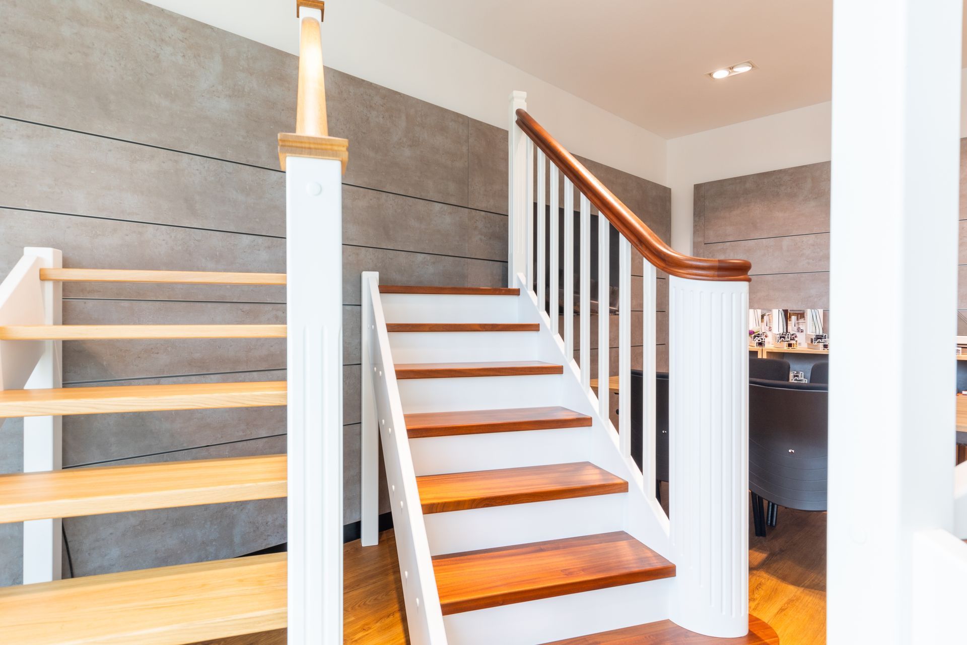 Eine Holztreppe mit weißem Geländer und Holzstufen in einem Haus.