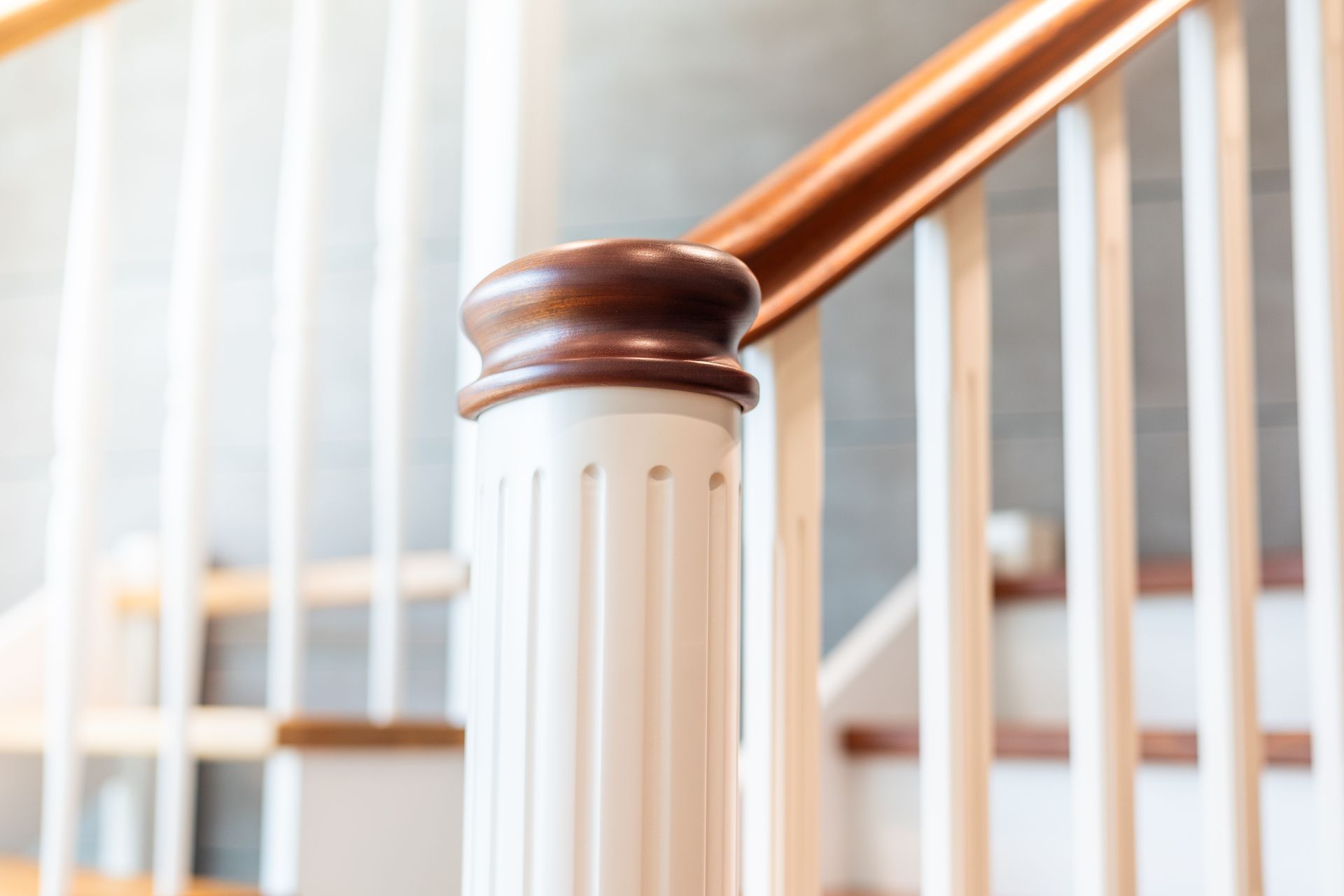 Eine Nahaufnahme eines Holzgeländers auf einer Treppe.