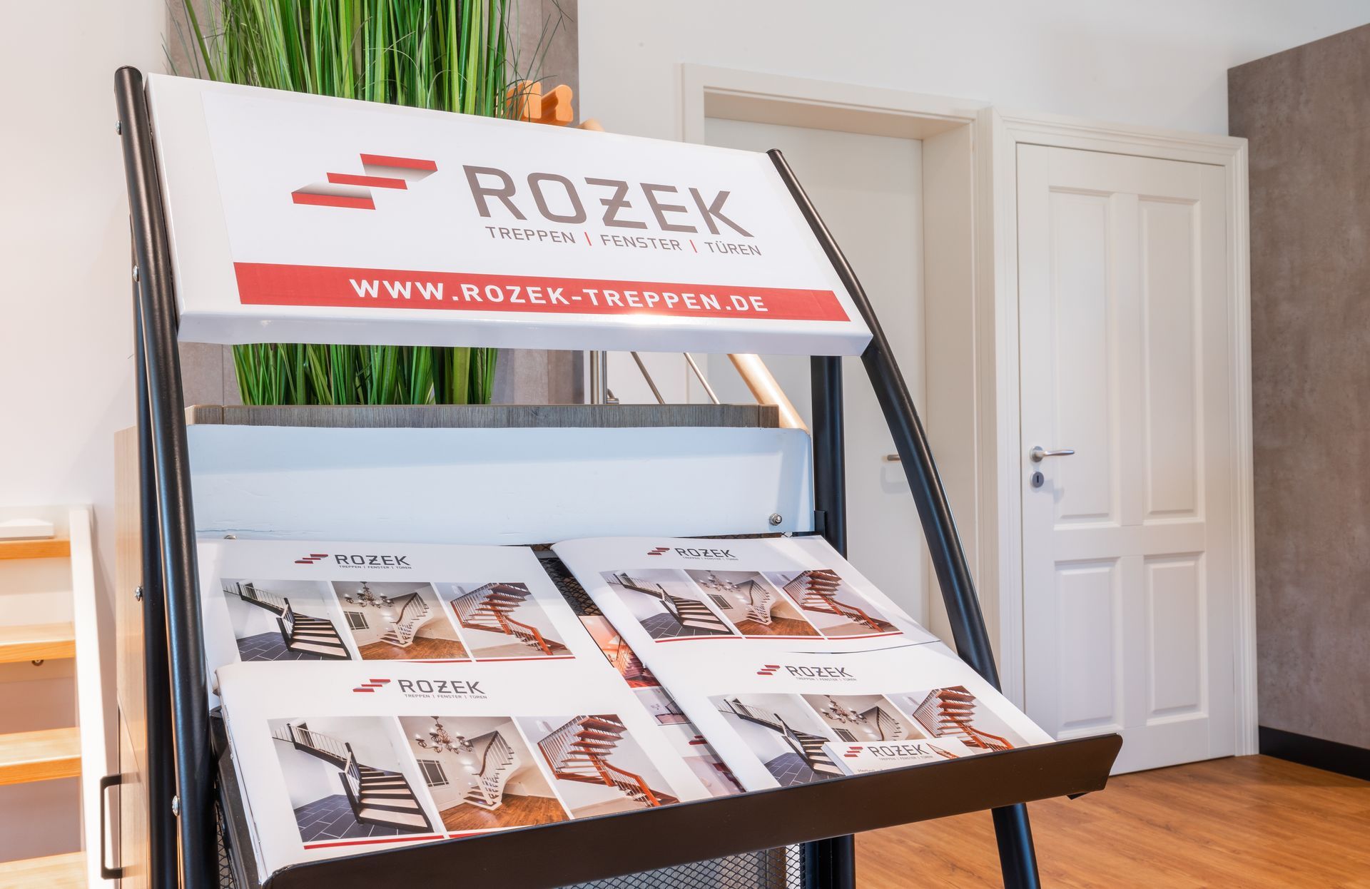 Ein Ausstellungsständer mit einem Schild mit der Aufschrift „Rozek“ darauf