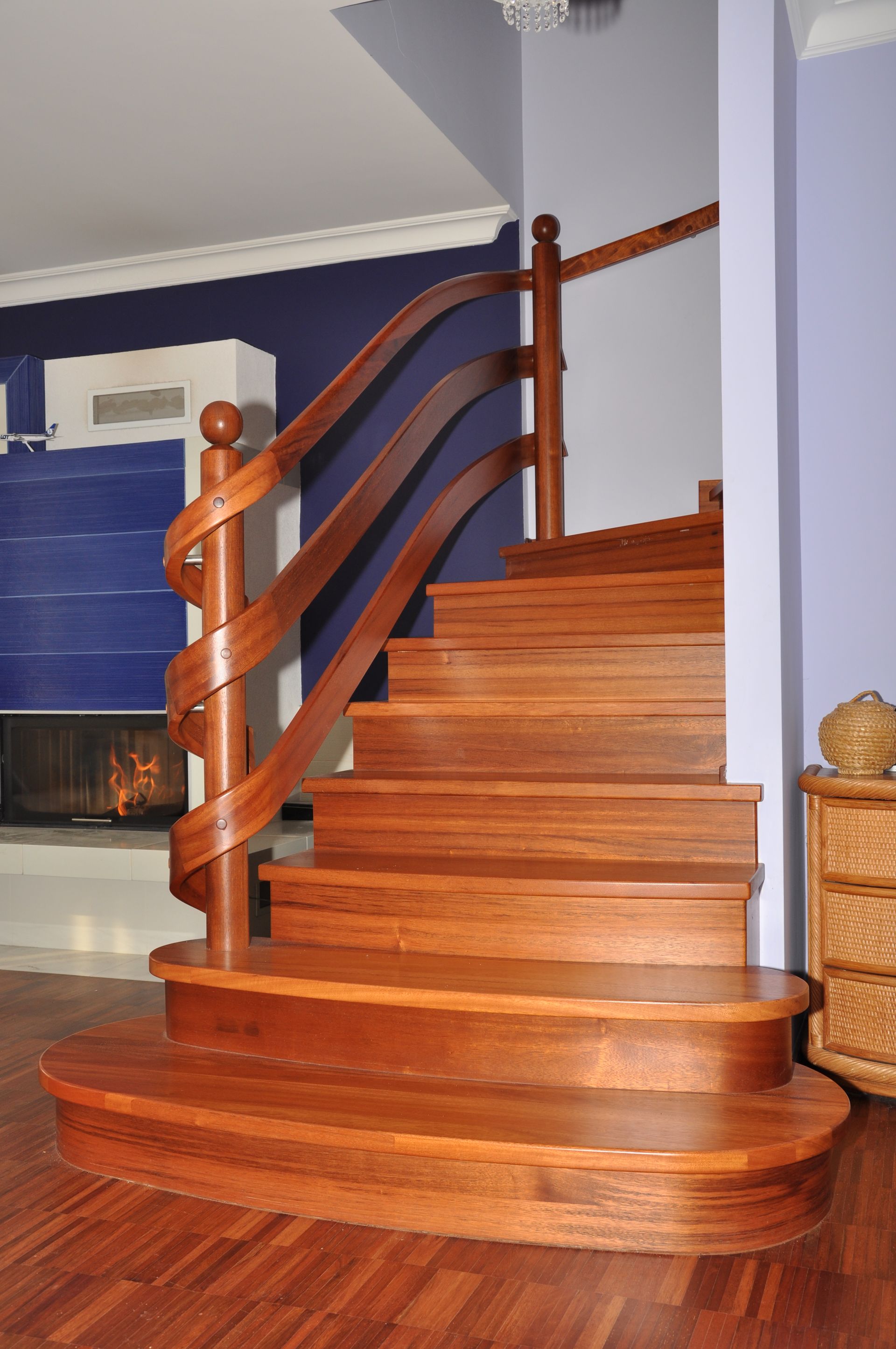 Eine Holztreppe mit Holzgeländer in einem Wohnzimmer