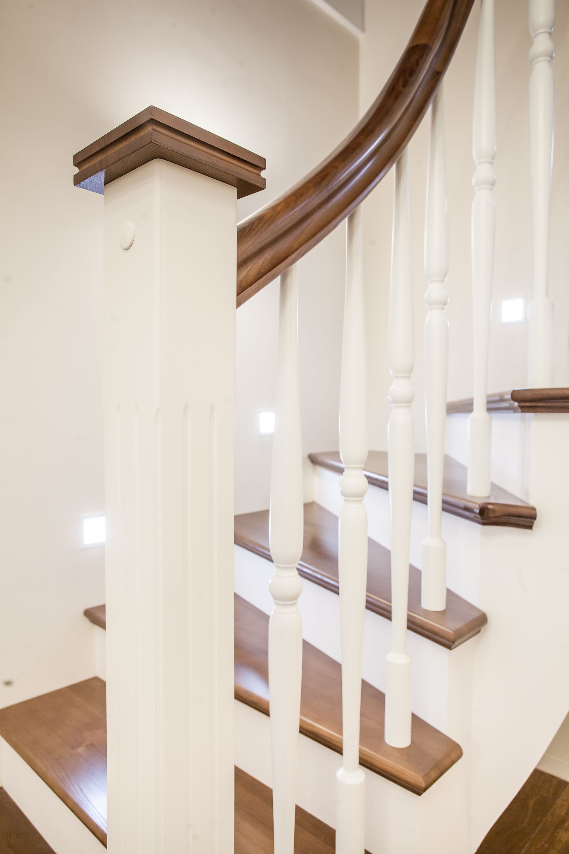 Eine Holztreppe mit weißem Geländer und Holzstufen