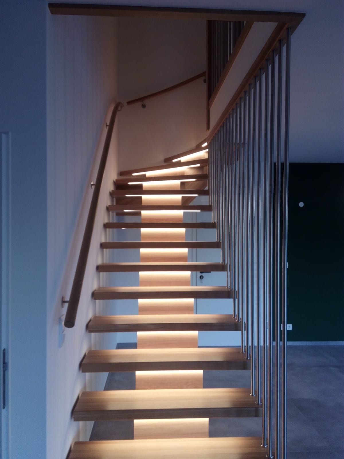 Eine Holztreppe mit Lichtern auf den Stufen