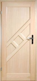 Eine Holztür mit einem schwarzen Griff und einem Muster darauf.