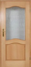Eine Nahaufnahme einer Holztür mit einem Glasfenster.