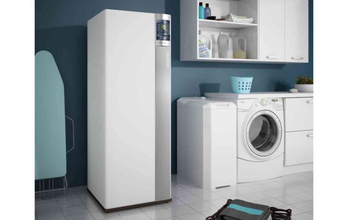 Chaudière à gaz dans un placard ouvert