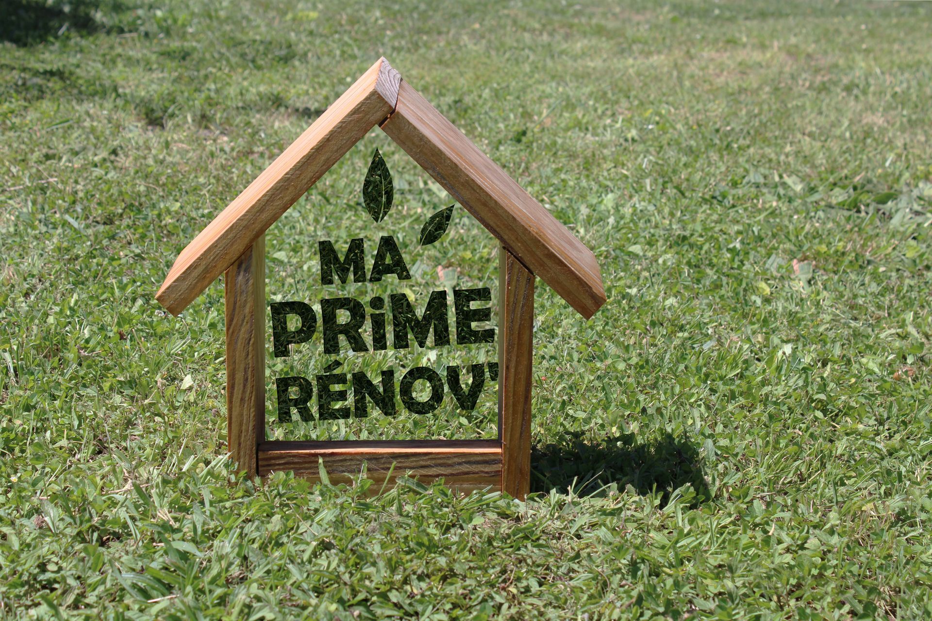 Visuel de MaPrimeRénov' dans une maquette de maison en bois