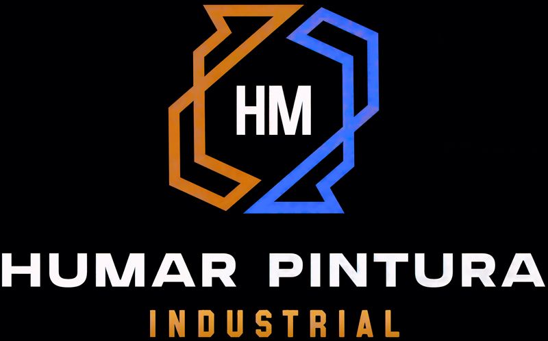 Logotipo de Humar Pintura Industrial con un s&iacute;mbolo geom&eacute;trico naranja y azul sobre texto blanco sobre fondo negro.