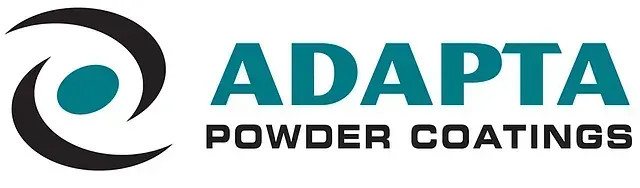 El logotipo de Adapta Powder Coatings, que presenta un icono estilizado en forma de espiral negra a la izquierda del nombre de la empresa en color turquesa y negro.