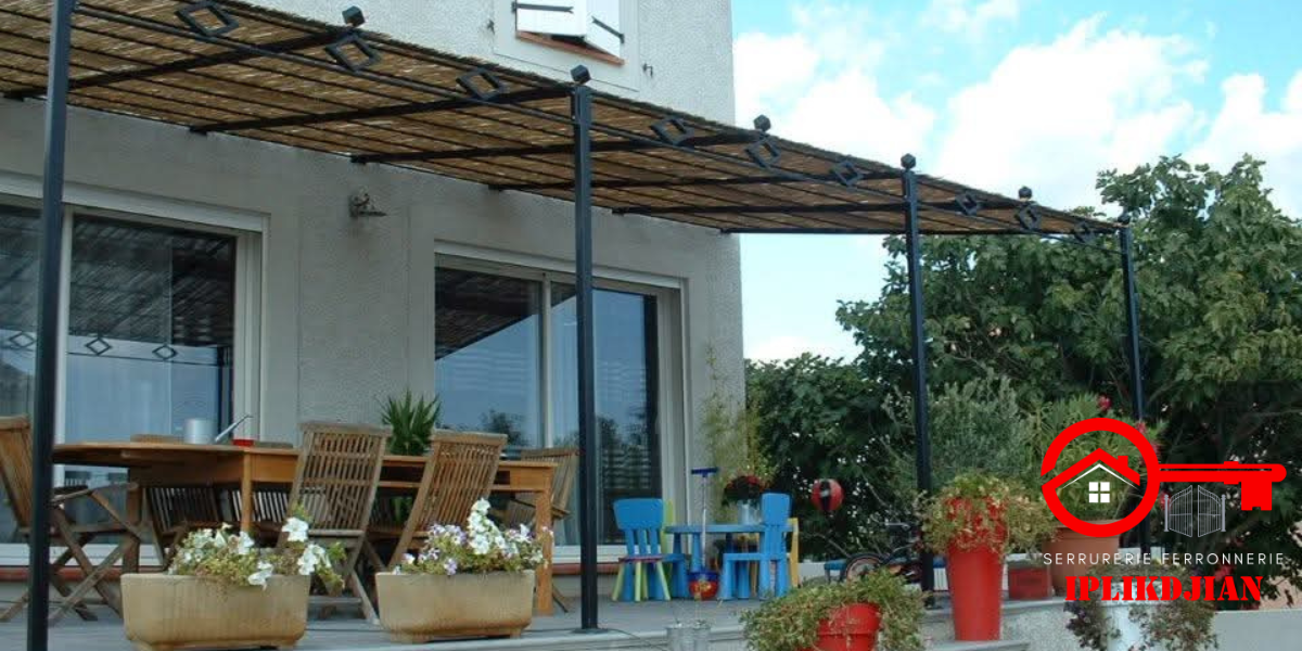 Pergola métal installée sur une terrasse