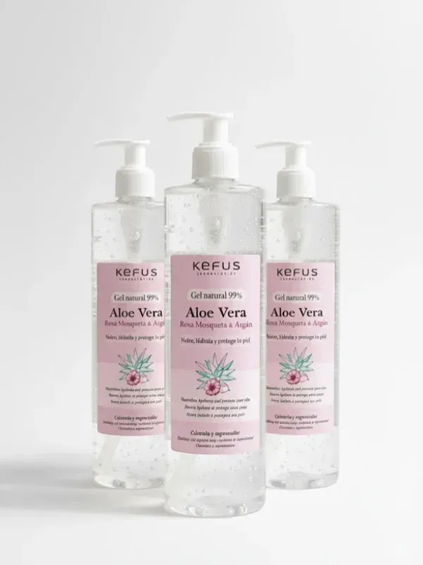 Tres botellas de gel de aloe vera REFUS con etiquetas rosas y dispensadores con bomba.