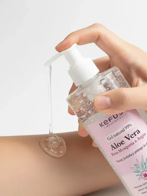 Dispensación manual de gel de aloe vera en el brazo desde una botella con bomba.