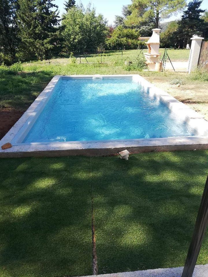 Travaux de dallage autour d'une piscine