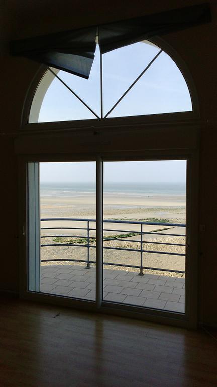 Grande baie vitrée dans une maison