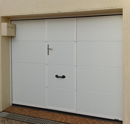 Porte de garage battante avec porte intégrée