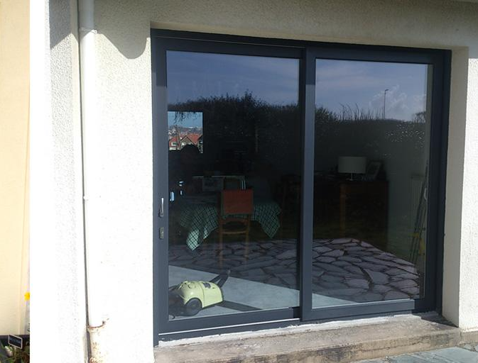 Baie vitrée gris anthracite d'une maison