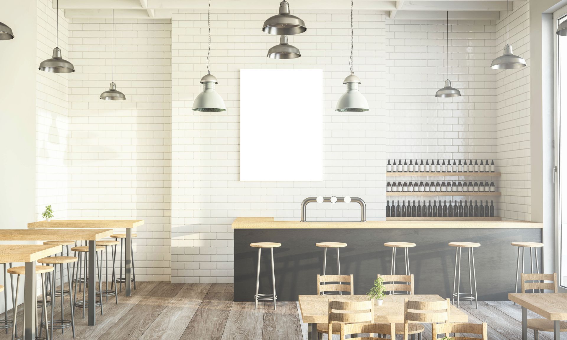 Intérieur de bar moderne avec un long comptoir sombre, des tabourets, des tables en bois, des suspensions lumineuses de style industriel et des murs en briques.