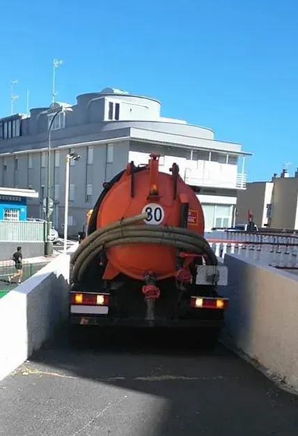 Un camión de vacío con el número 30 en la parte trasera