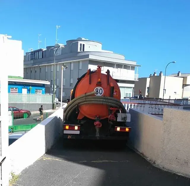 Un camión naranja con el número 80 en la parte trasera