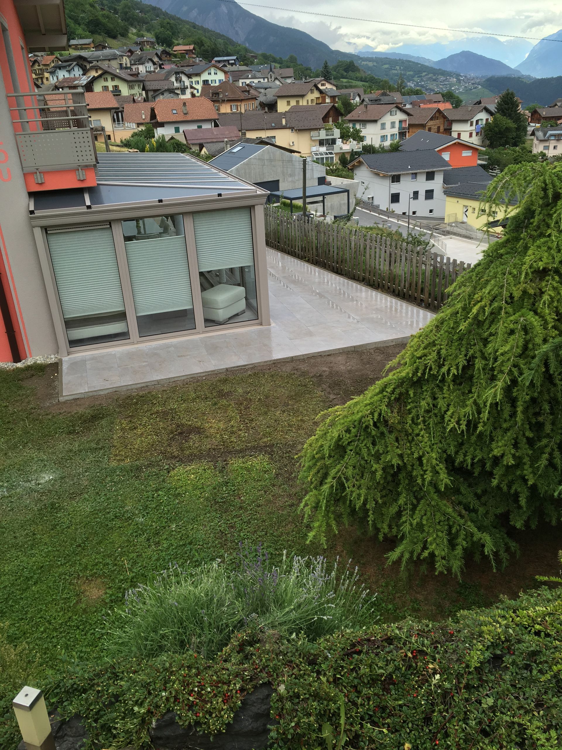 Une vue d'une ville avec des montagnes en arrière-plan