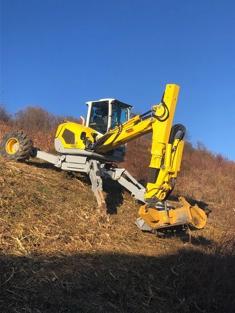 Un bulldozer jaune déplace de la terre dans un champ.