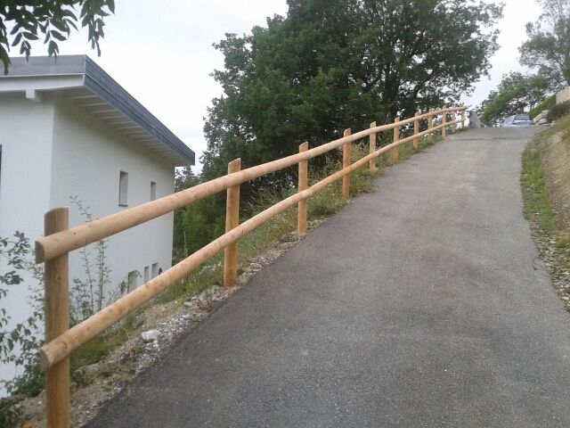 Une clôture en bois le long d'une route