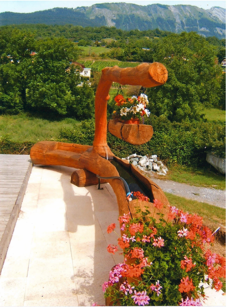 Une maison est en construction avec des poutres en bois et un ciel bleu en arrière-plan.