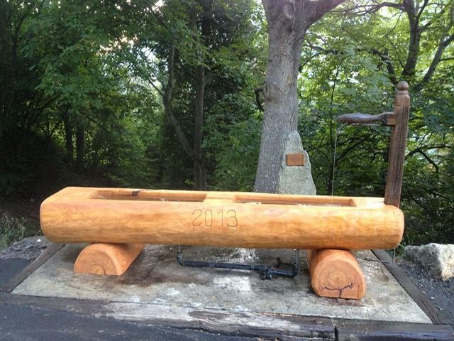 Un banc en bois avec l'année 2013 gravée dessus