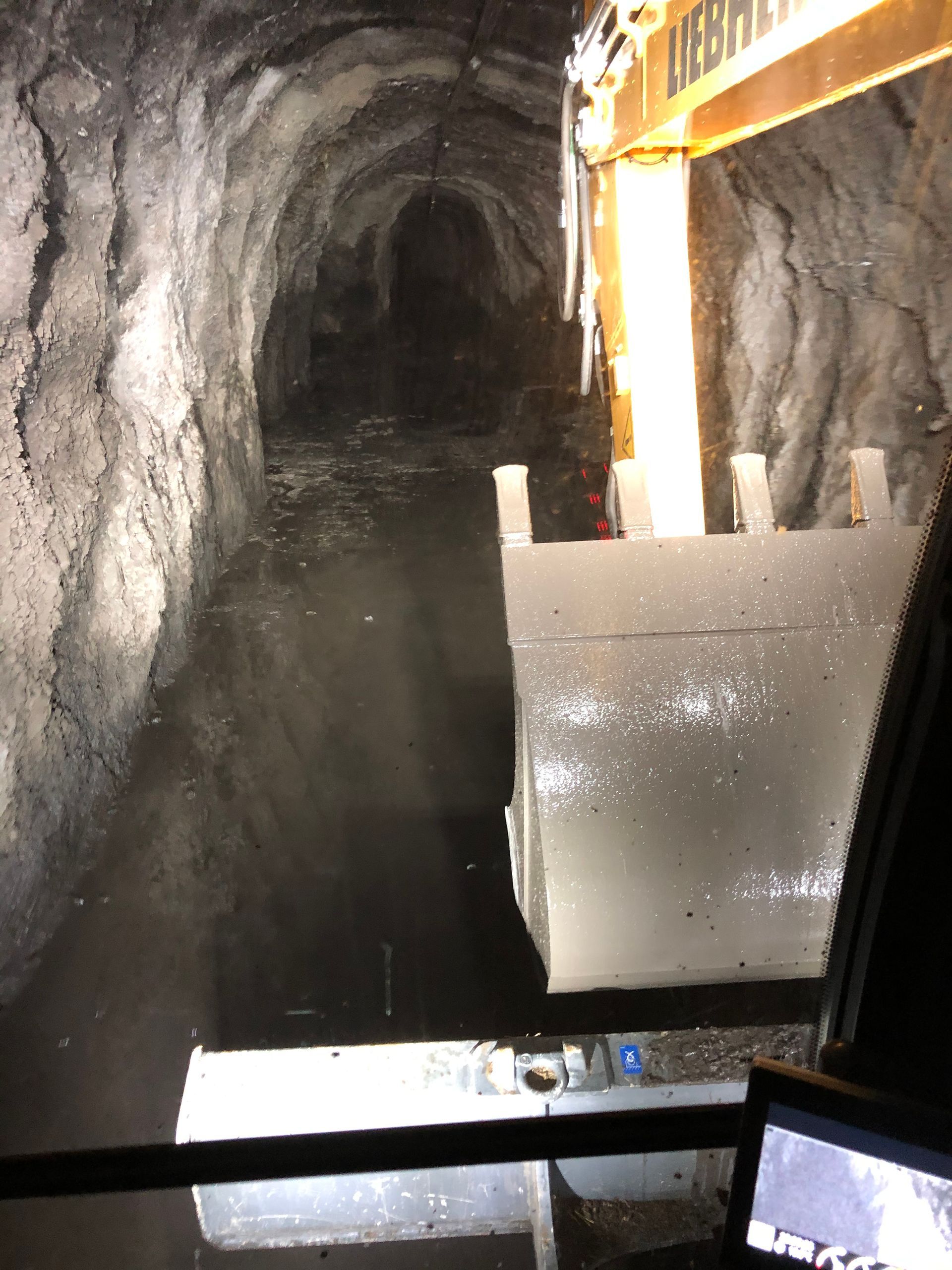 Une vue d'un tunnel depuis l'intérieur d'un véhicule