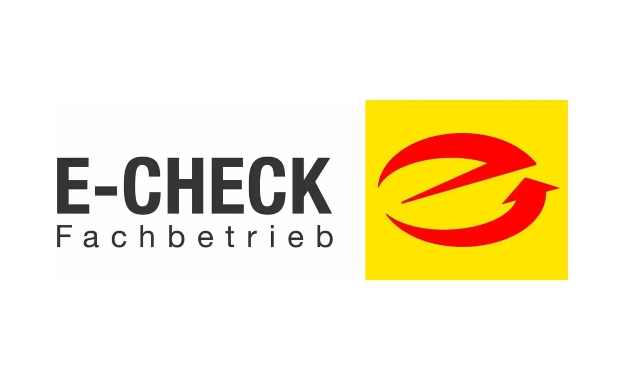 Logo für „E-CHECK Fachbetrieb“. Text neben einem gelben Quadrat mit rotem Pfeil und dem Buchstaben „e“.