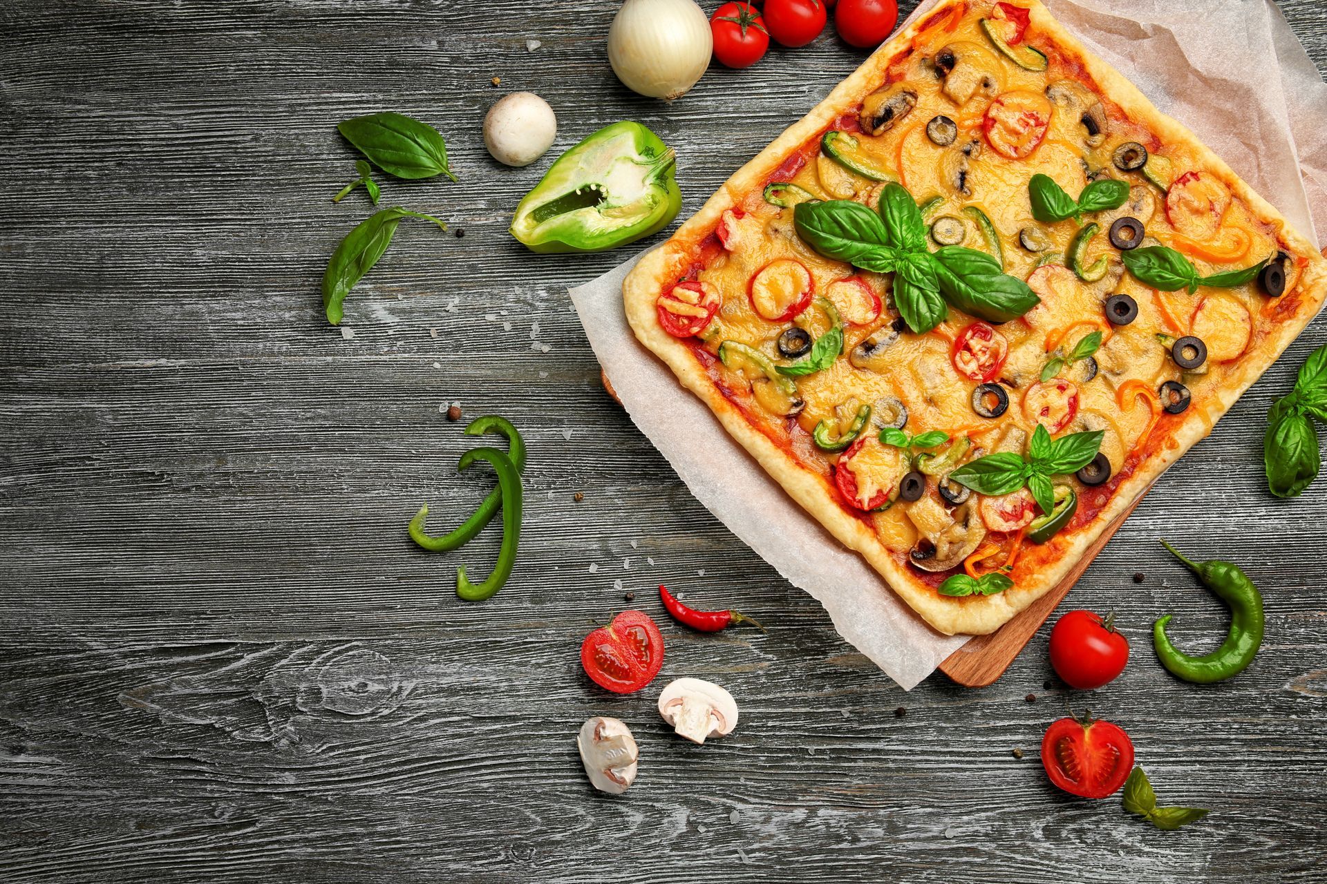 Pizza carrée avec des poivrons sur le côté