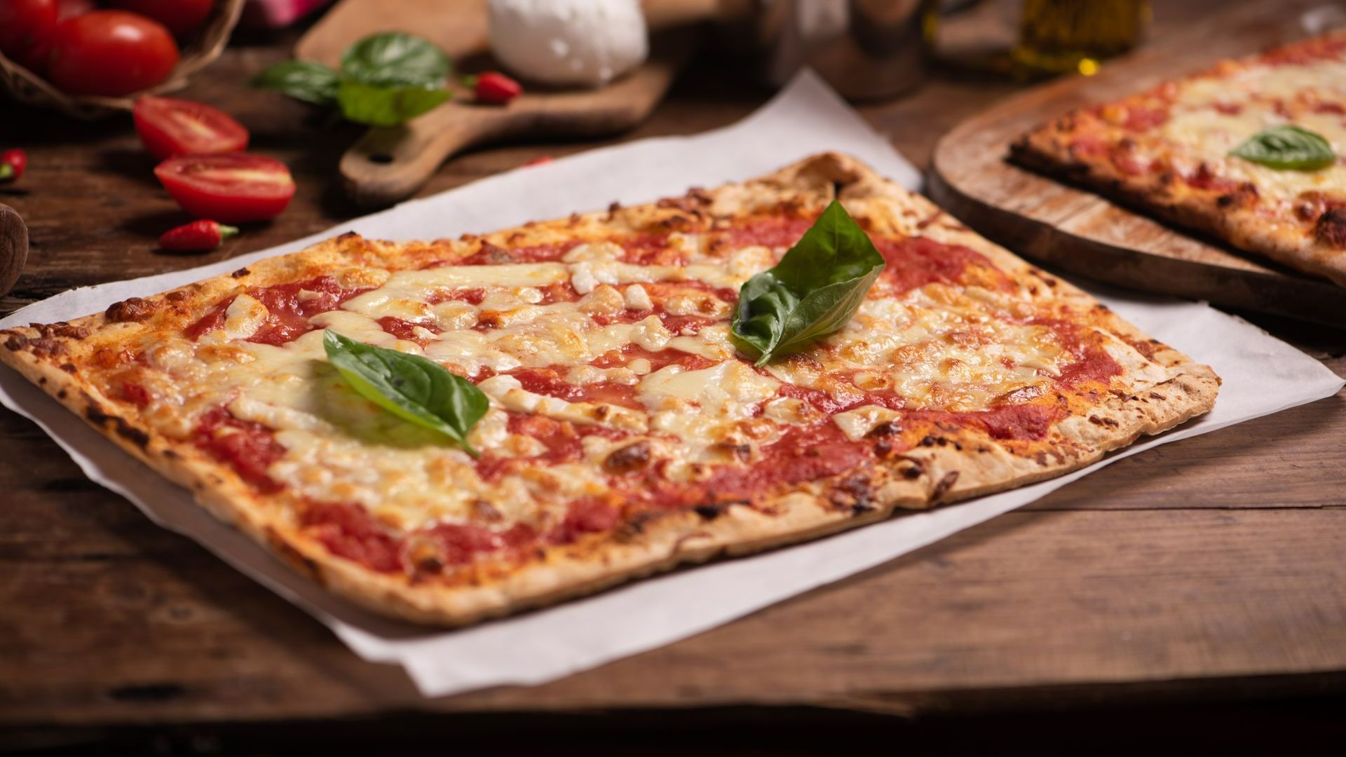Pizza carrée avec des feuilles de basilic