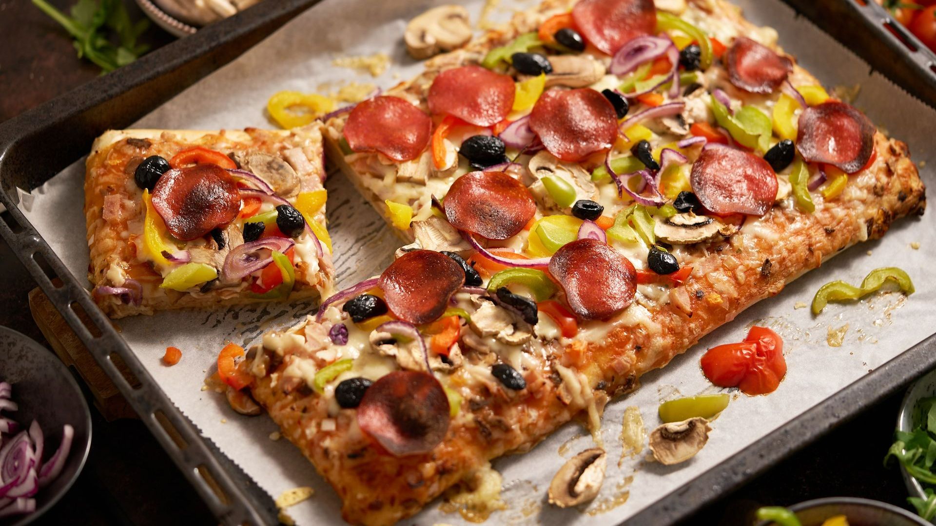 Pizza avec du chorizo et des poivrons vert